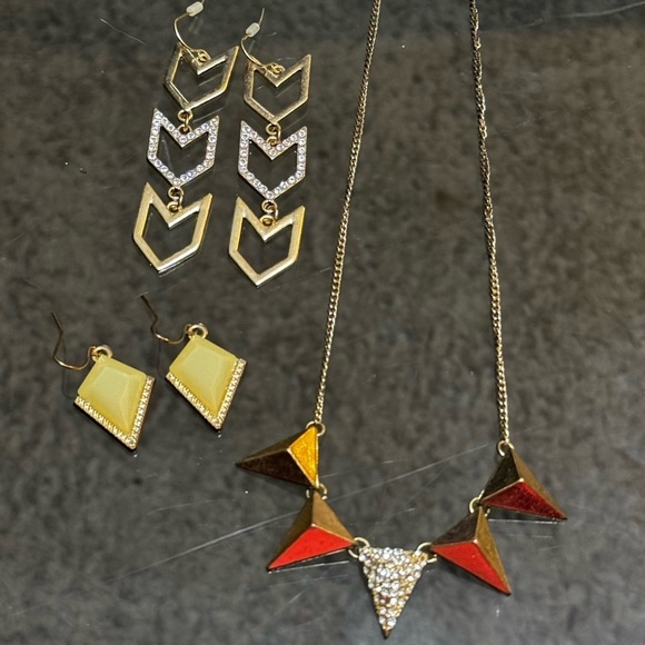 Jewelry - Gold Necklace & Earring Jewelry Bundle